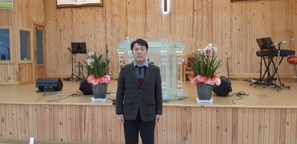 인터뷰를 마치고 자신이 목회하는 한내순복음교회 본당에 선 김익현 목사